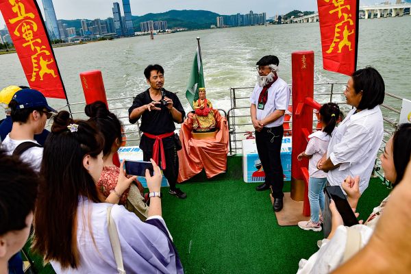 redboat-04b80099f0-e8f7-0739-0612-2f1b7f43cedb4DC3AF04-CD1E-73AF-AC25-DA6281334D02.jpg